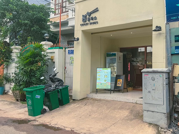 Shop for rent Dinh Tien Hoang