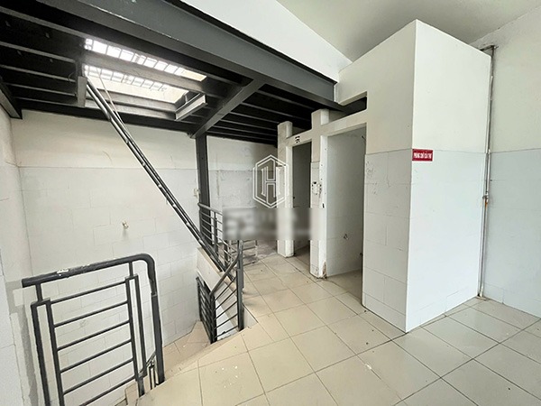 Rental shop Ly Tu Trong